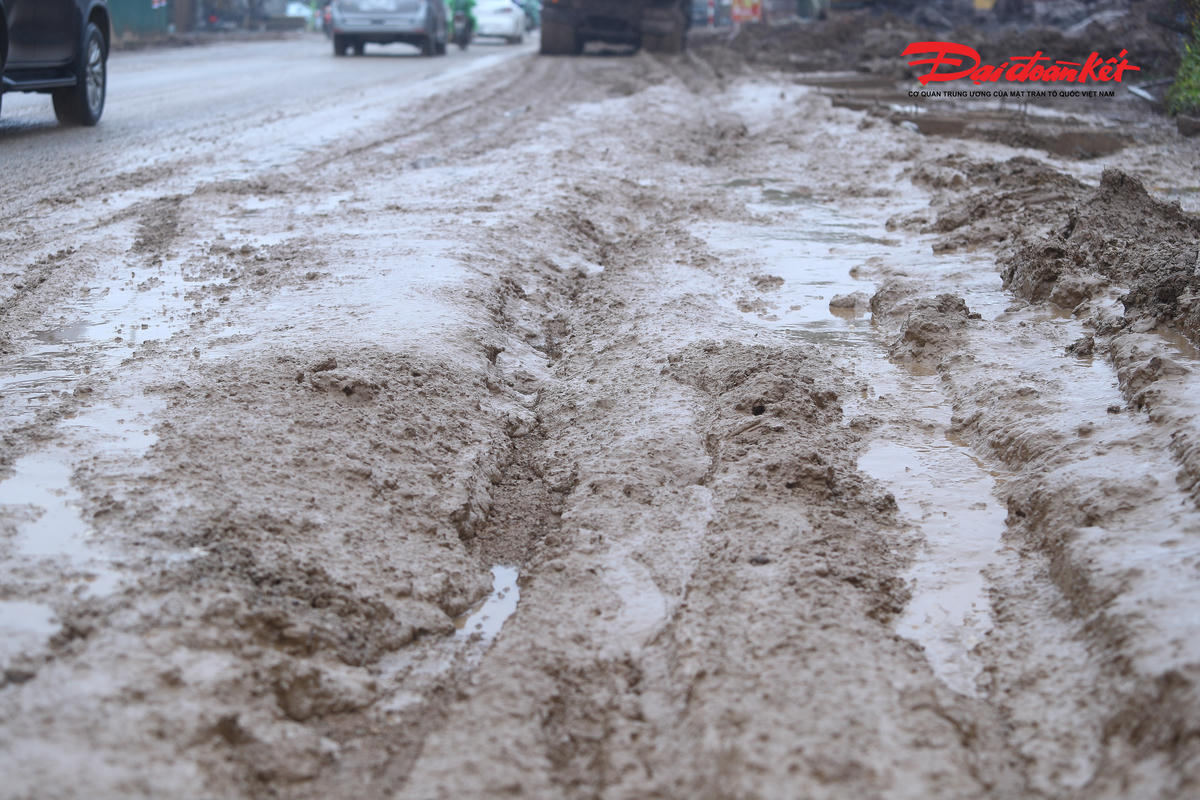 Hình ảnh lớp bùn đặc quánh tràn ra lòng đường.