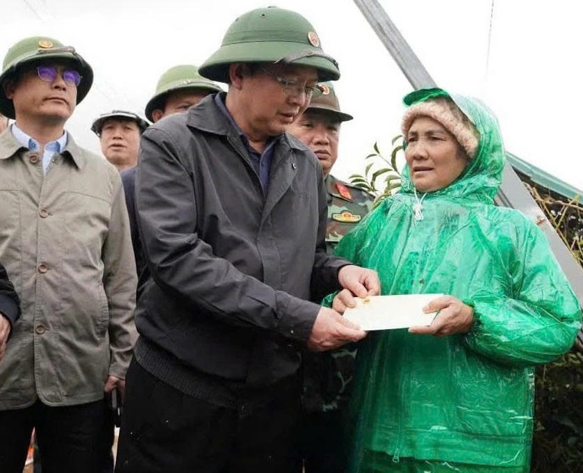 Phó Thủ tướng Chính phủ Hồ Quốc Dũng thăm hỏi người dân tại điểm sơ tán ở xã D’ran, tỉnh Lâm Đồng. (ảnh L.C)