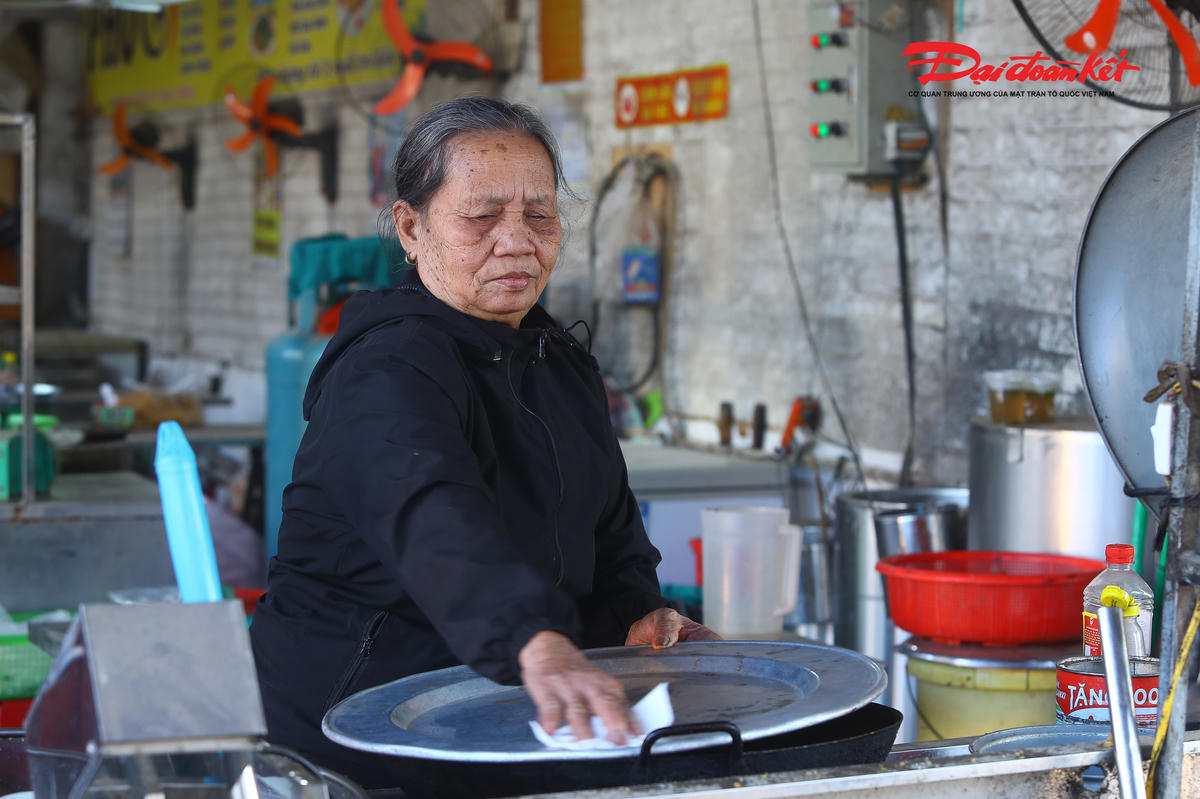 Dù nằm cách khu vực thi công khoảng 200m nhưng công việc kinh doanh cửa hàng ăn uống gần cầu Tuân (phường Yên Nghĩa) của bà Trương Thị Chiến (71 tuổi, quê Nam Định) cũng chịu nhiều ảnh hưởng.