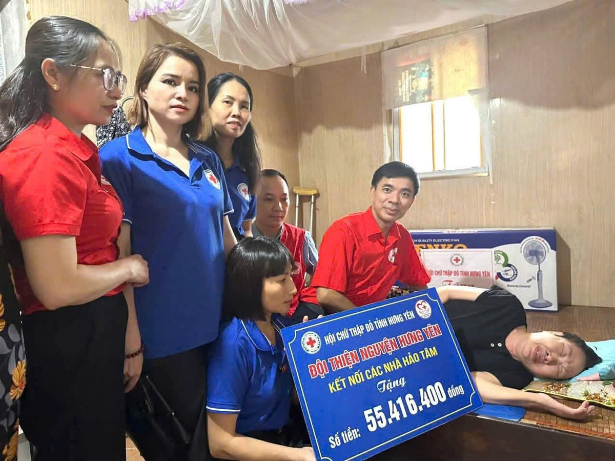 Không chỉ hoạt động trong lĩnh vực giáo dục, nhiều năm qua chị Nguyễn Thanh Thúy tích cực tham gia các hoạt động xã hội, từ thiện. Ảnh: CTV