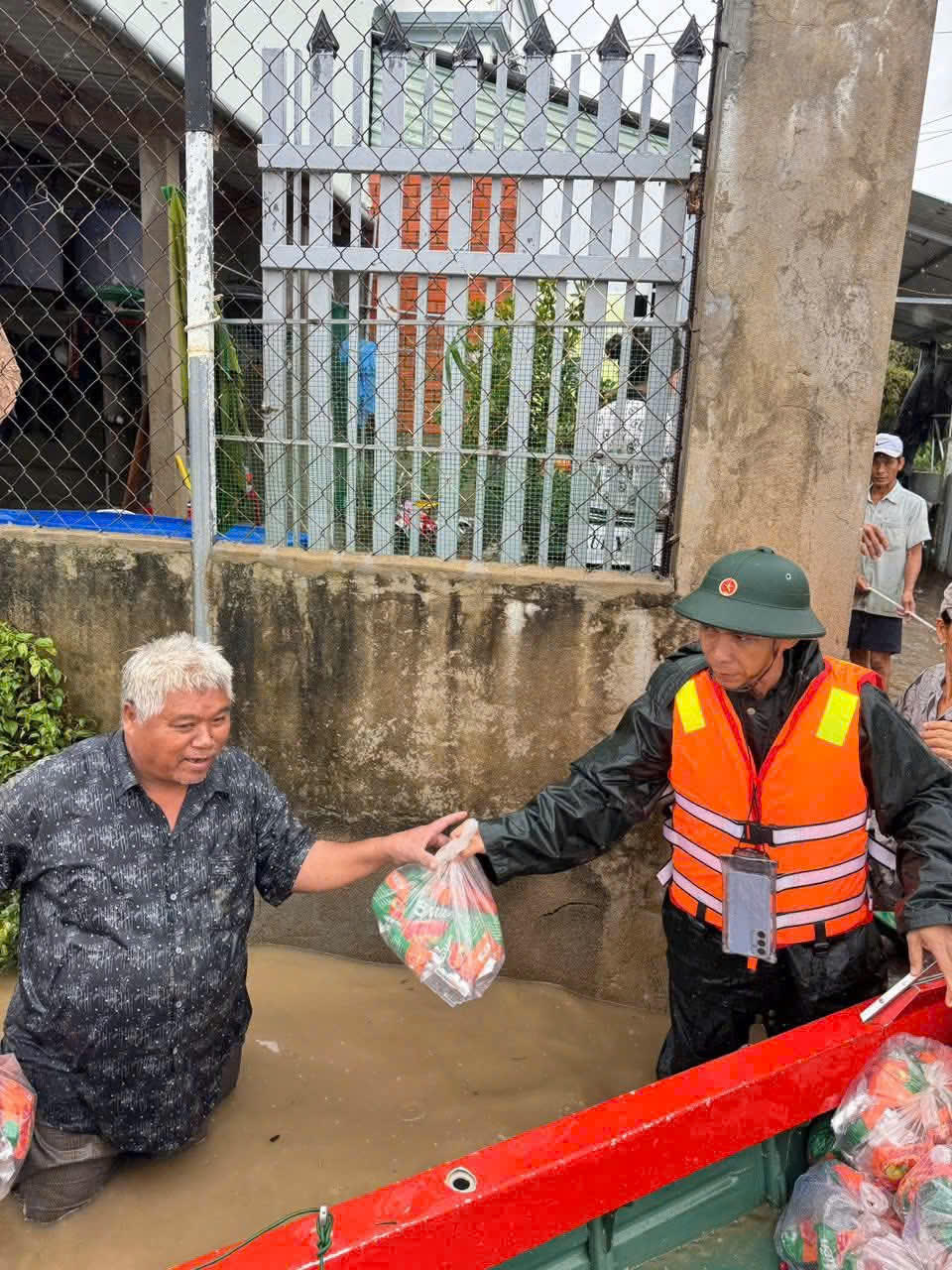 Đắk Lắk: Kịp thời vận chuyển lương thực, thực phẩm tiếp tế cho người dân nơi vùng lũ 