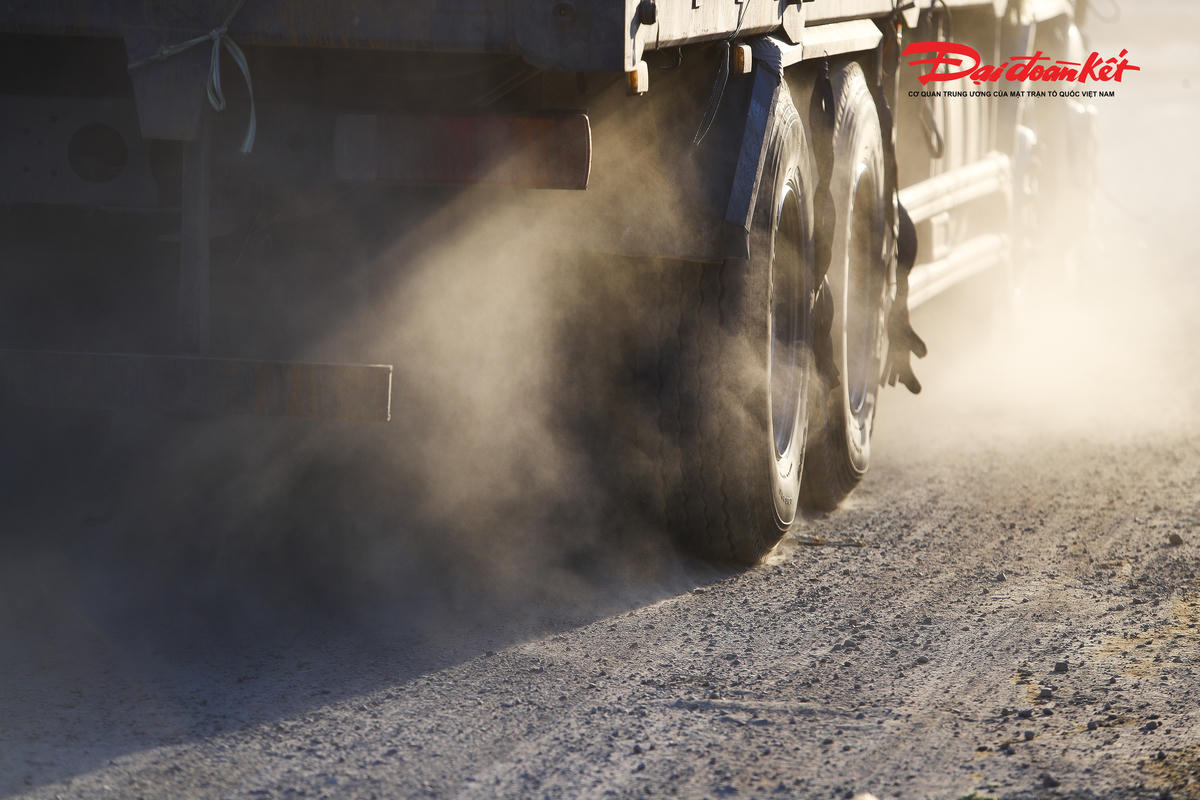 Hình ảnh xe tải cuốn đất đá, bùn khô dưới lòng đường thành bụi như sương mù. Đại diện Ban Quản lý dự án đầu tư xây dựng công trình giao thông thành phố Hà Nội cho biết, ngay sau khi nhận được phản ánh, đơn vị sẽ tiến hành xử lý ngay vấn đề trên.