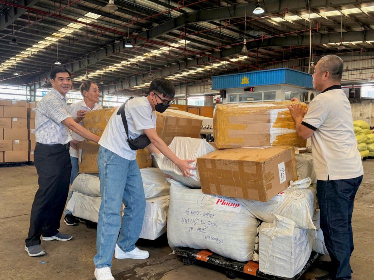 Trong đợt vận chuyển miễn phí hàng hóa hỗ trợ trước đó, tính đến ngày 20/11, trên 30 tấn nhu yếu phẩm, thuốc men, quần áo và các vật dụng thiết yếu đã được Vietnam Airlines chuyển tới đồng bào vùng mưa lũ tại các điểm.