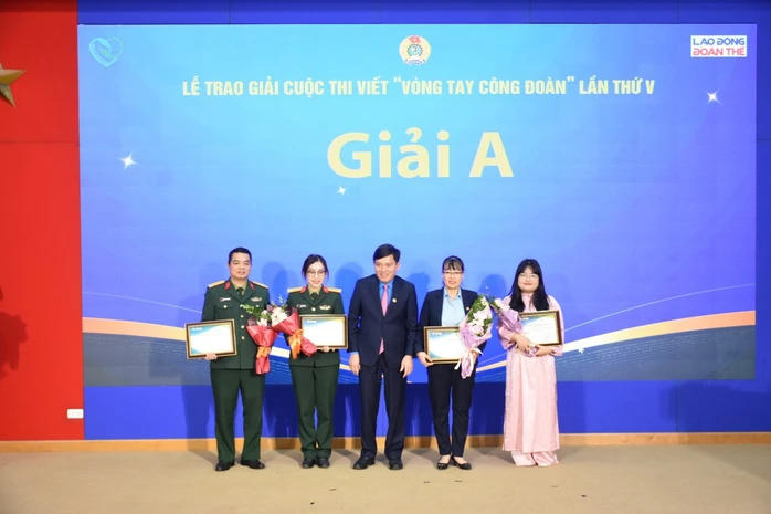 &nbsp;Phó Chủ tịch Tổng LĐLĐ Việt Nam Nguyễn Xuân Hùng trao giải A cho các tác giả có tác phẩm xuất sắc.