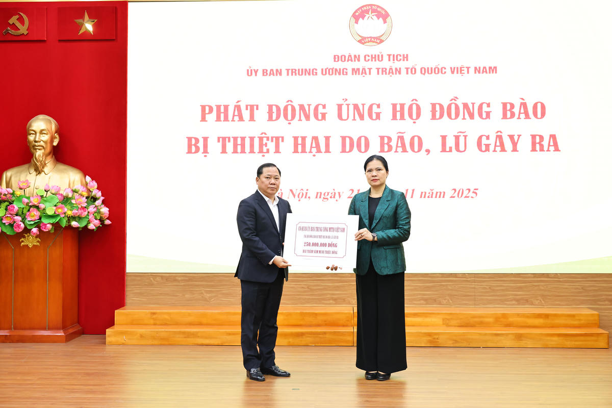 Phó Chủ tịch Hà Thị Nga tiếp nhận ủng hộ từ Cơ quan UBTƯ MTTQ Việt Nam.