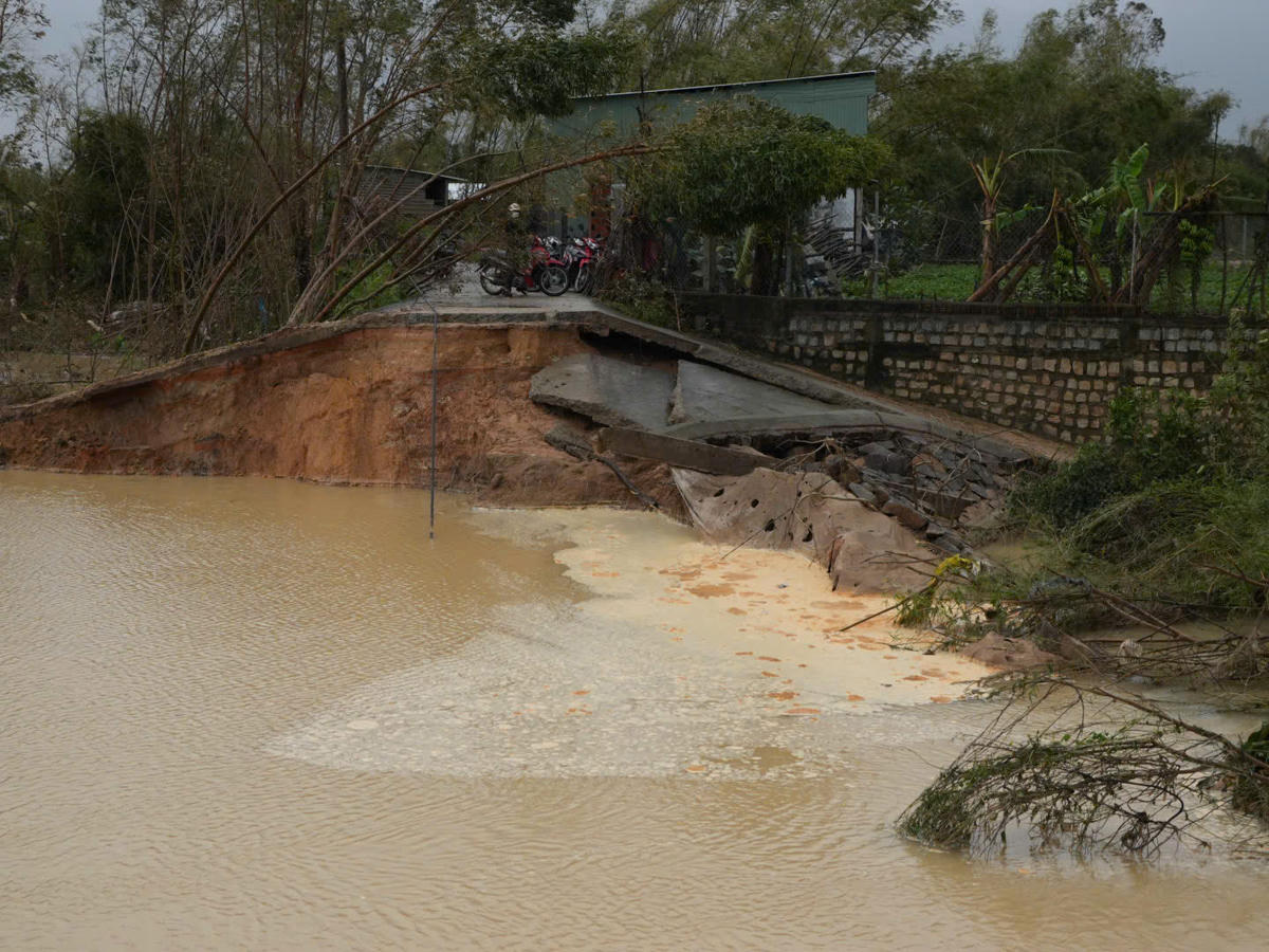 Đoạn&nbsp;kè Luật Lễ ở xã Tuy Phước, tỉnh Gia Lai bị nước lũ làm sạt lở đất đá hư hỏng. Ảnh: Tấn Thành.