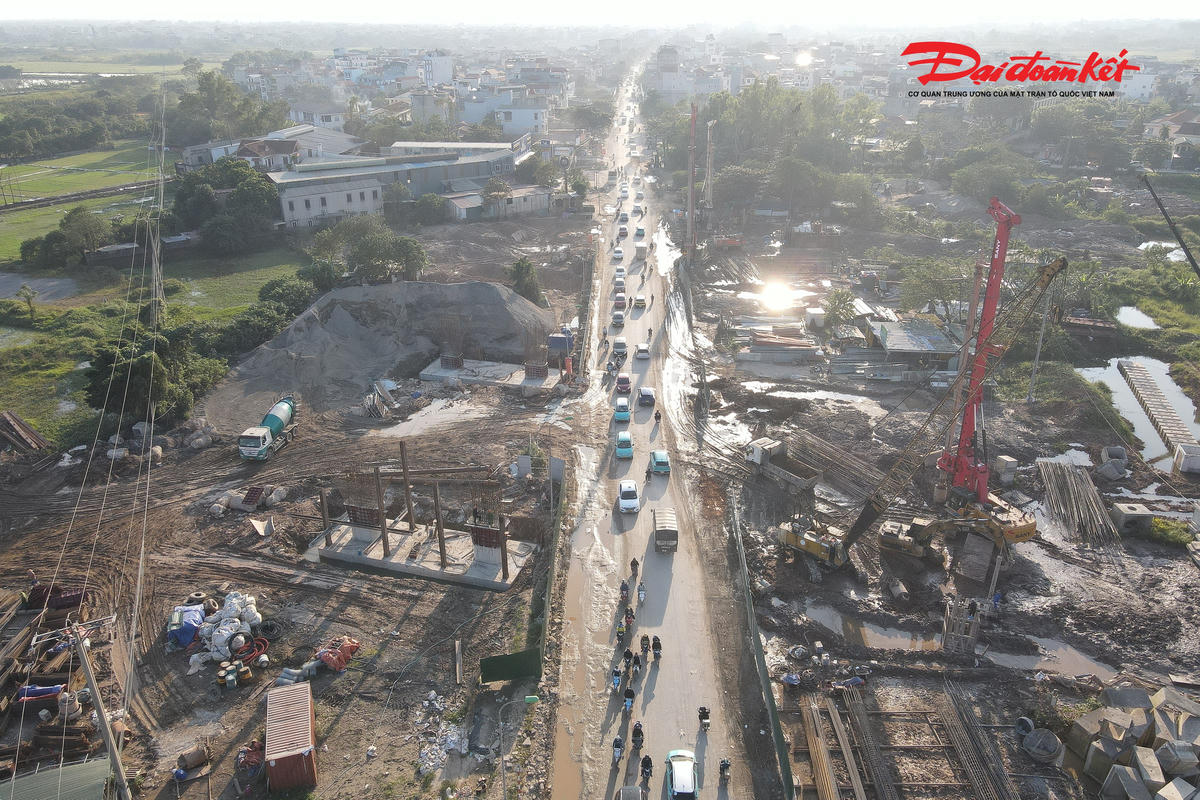 Theo ghi nhận của PV Báo Đại đoàn kết, thời gian gần đây tuyến đường QL6 đoạn qua nút giao thi công đường Vành đai 4 - Vùng Thủ đô (phường Yên Nghĩa, Hà Nội) trở thành nỗi 'ám ảnh' của người tham gia giao thông.