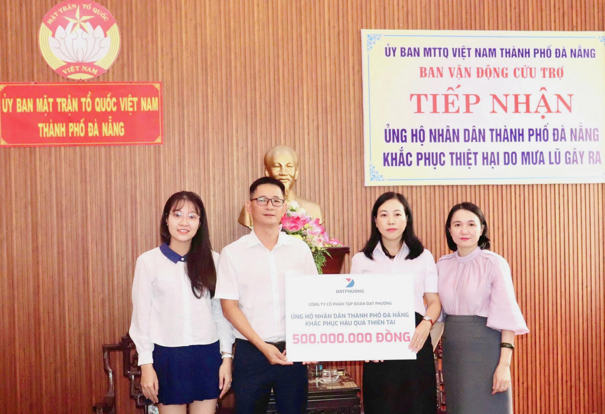 Tập đoàn Đạt Phương ủng hộ đồng bào vùng thiên tai TP Đà Nẵng. Ảnh: Nguyễn Tú.