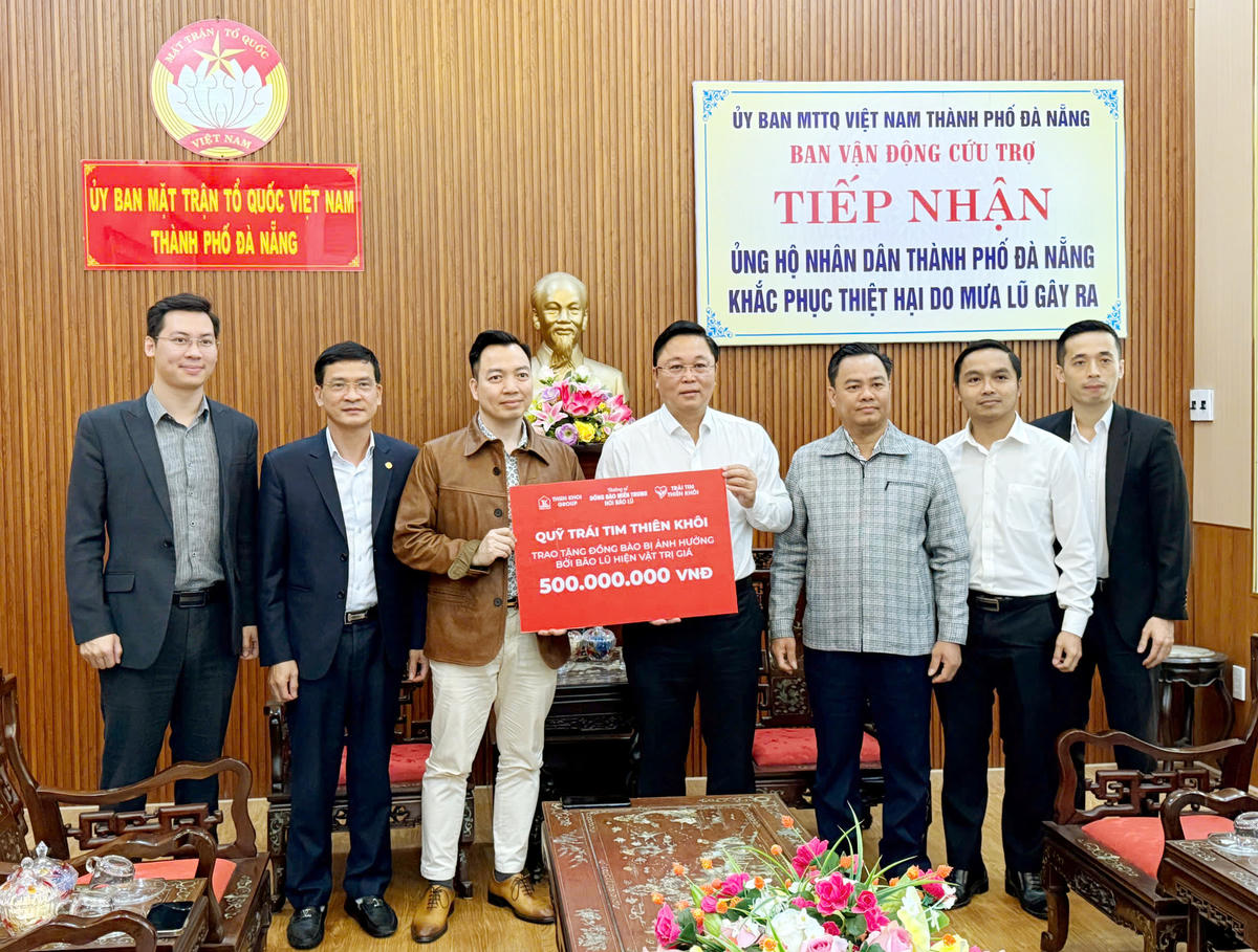 Ông Nguyễn Thành Dũng, Chủ tịch HĐQT, Tổng Giám đốc Thiên Khôi Group (bên trái) trao bảng ủng hộ hàng cứu trợ trị giá 500 triệu đồng cho ông Lê Trí Thanh, Chủ tịch Ủy ban Mặt trận Tổ quốc Việt Nam TP Đà Nẵng. Ảnh: Nguyễn Tú.