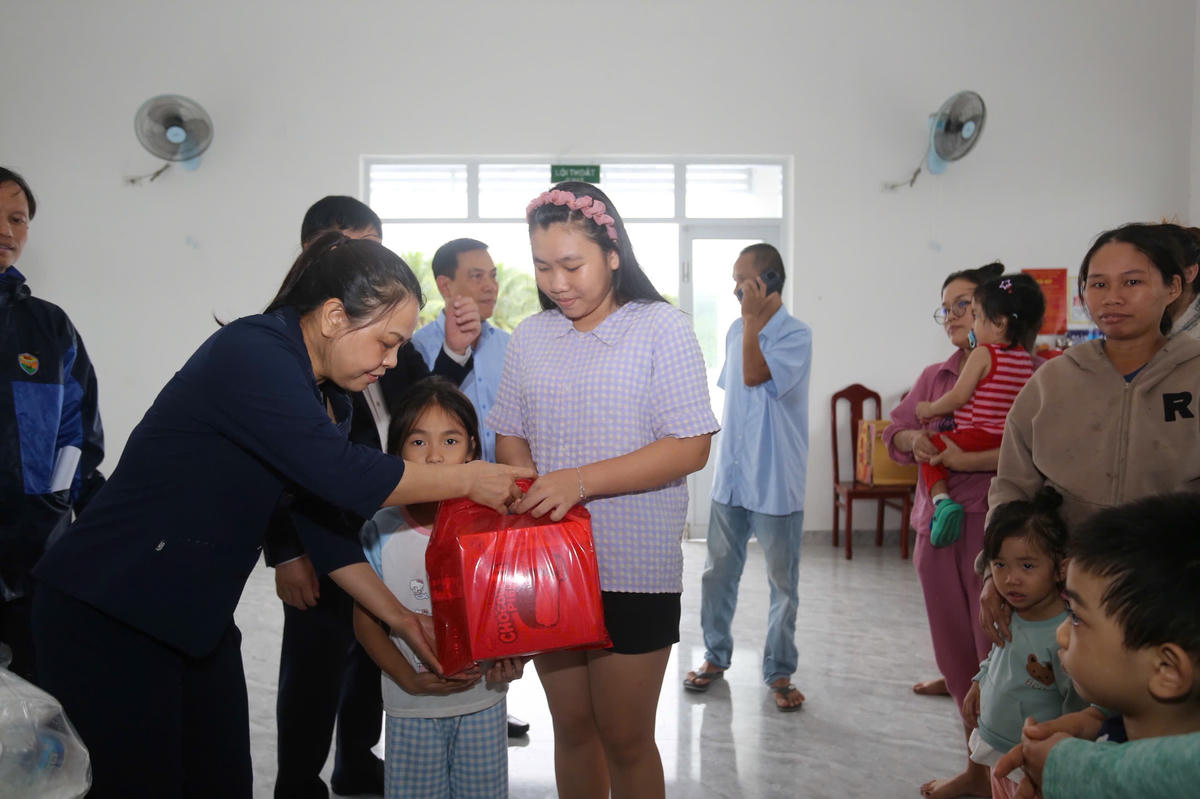 Phó Chủ tịch - Tổng Thư ký Nguyễn Thị Thu Hà đã đến thăm và tặng quà đồng bào bị ảnh hưởng lũ lụt ở Khánh Hòa.