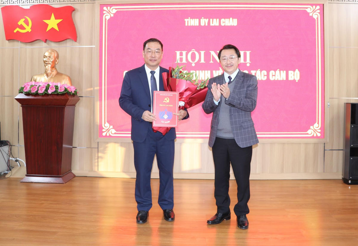 Ông Sùng A Hồ - Phó Bí thư Thường trực Tỉnh ủy, Chủ tịch Ủy ban MTTQ Việt Nam tỉnh Lai Châu trao quyết định và tặng hoa chúc mừng ông Tống Thanh Bình. Ảnh: Laichau.gov.vn.