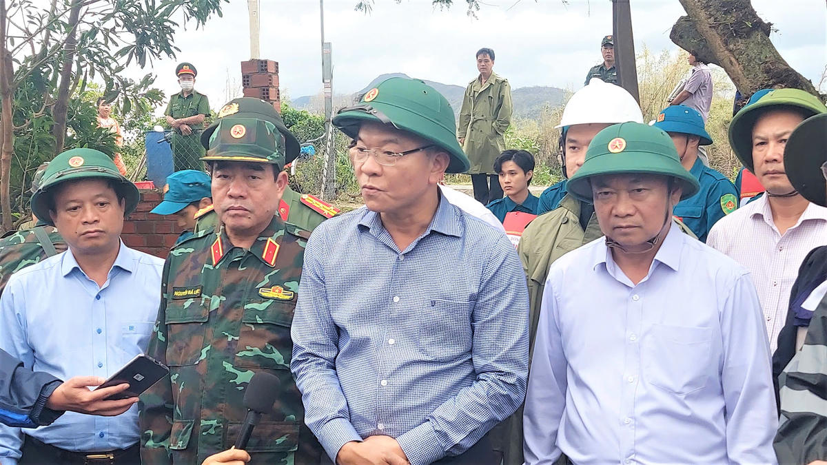 Phó Thủ tướng Lê Thành Long (ở giữa) kiểm tra đoạn đê vỡ tại thôn Luật Lễ, xã Tuy Phước. Ảnh: Tấn Thành.