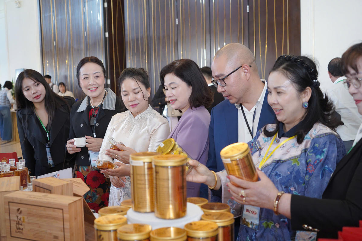 Đại biểu tham quan không gian trưng bày, giới thiệu các sản phẩm, dịch vụ trong khuôn khổ Diễn đàn. Ảnh: Ngọc Anh.