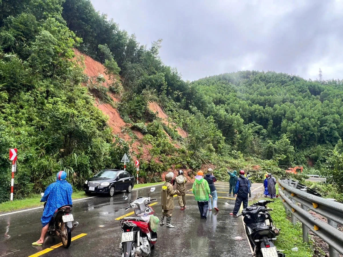 Đèo Phượng Hòang (Đắk Lắk) bị sạt lở nghiêm trọng, chia cắt giao thông. (ảnh CTV)