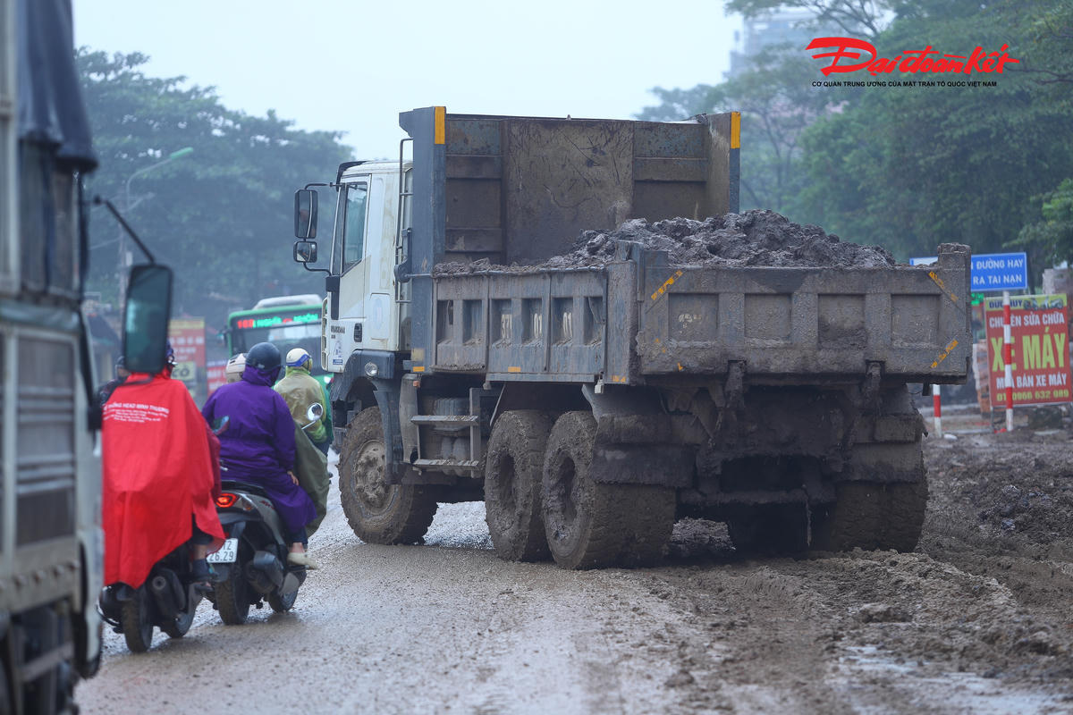 Xe tải hạng nặng chở đất ra vào tấp nập để chở bùn, đất thường xuyên cắt mặt các phương tiện gây mất an toàn giao thông.