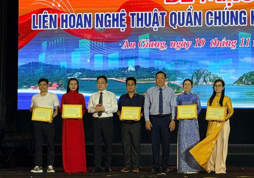 Ban Tổ chức trao giải A phần thi văn nghệ cho các đội dự Liên hoan..  Nguồn ảnh: Đoàn Nghệ thuật quần chúng Quảng Ninh