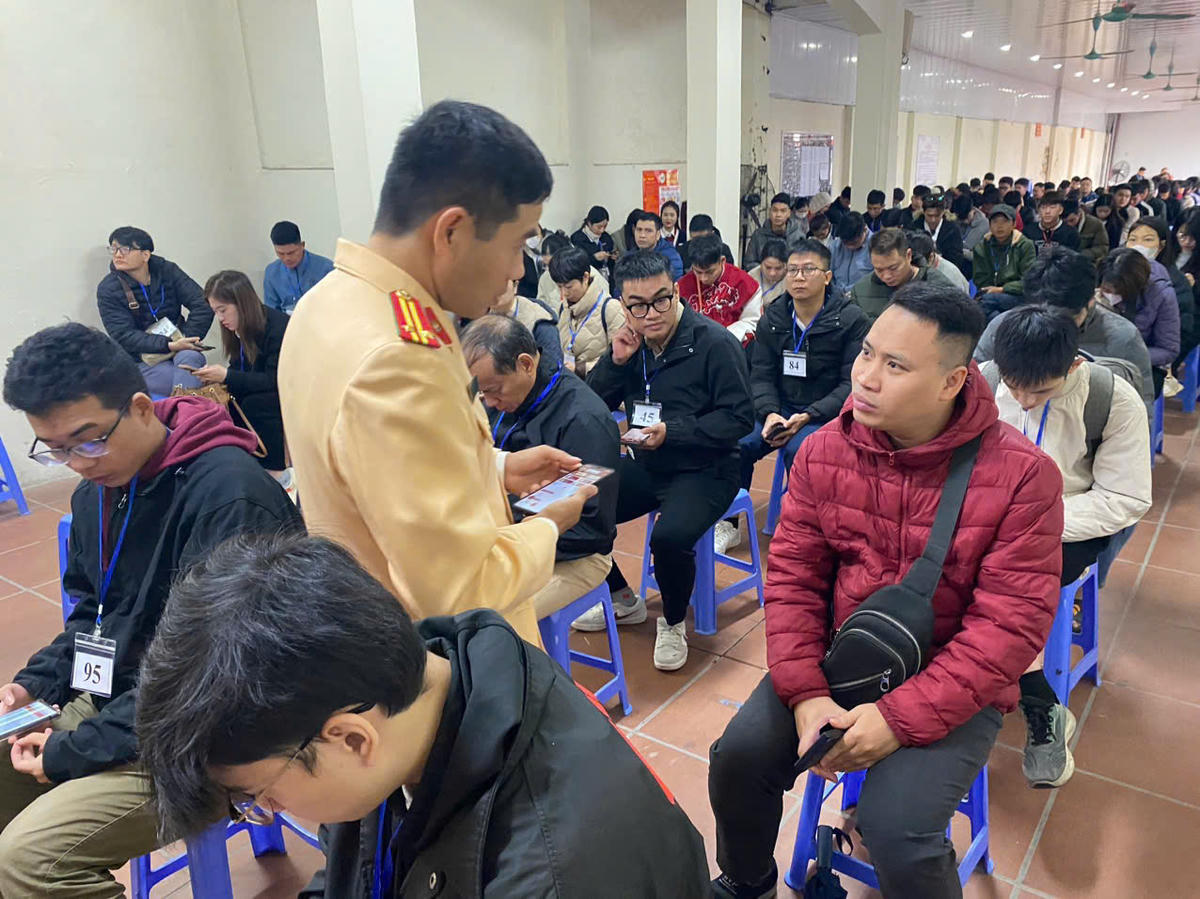 Lực lượng Cảnh sát giao thông hướng dẫn cài đặt và sử dụng ứng dụng VNeTraffic. 