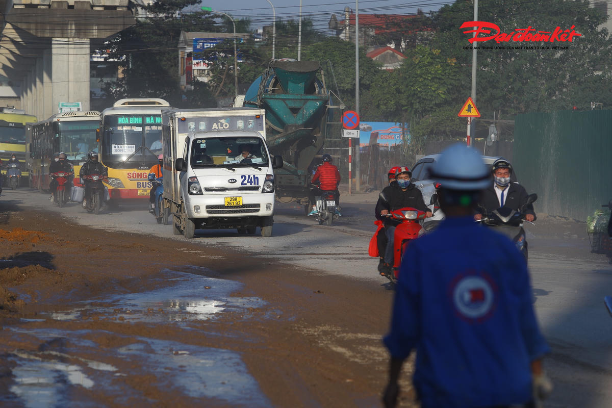 Tương tự, anh Hiếu (43 tuổi, người dân phường Yên Nghĩa) cho biết: "Xe tôi để trong cửa hàng thì chỉ 1 - 2 ngày là bụi phủ trắng phau. Còn tại trong phòng làm việc, dù lúc nào cũng đóng cửa kính kín mít nhưng vài ngày là bụi lại phủ đầy bàn ghế, đồ đạc"..