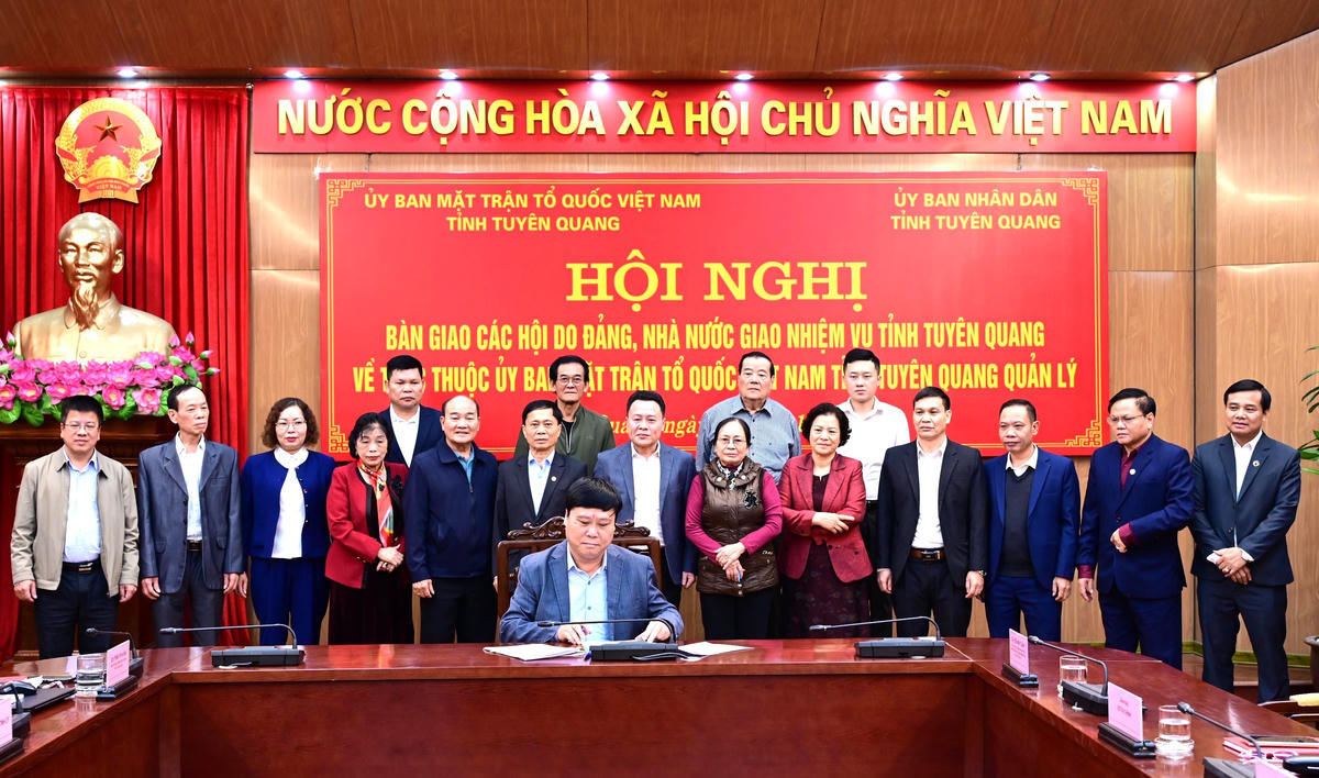 Ký biên bản bàn giao 21 hội cấp tỉnh do Đảng, Nhà nước giao nhiệm vụ về Ủy ban MTTQ Việt Nam tỉnh Tuyên Quang quản lý. Ảnh: Tuyenquang.gov.vn