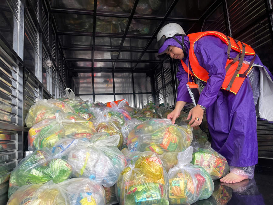 Nhu yếu phẩm được đưa lên xe vận chuyển đến các vùng cô lập tỉnh Gia Lai. Ảnh: CV.