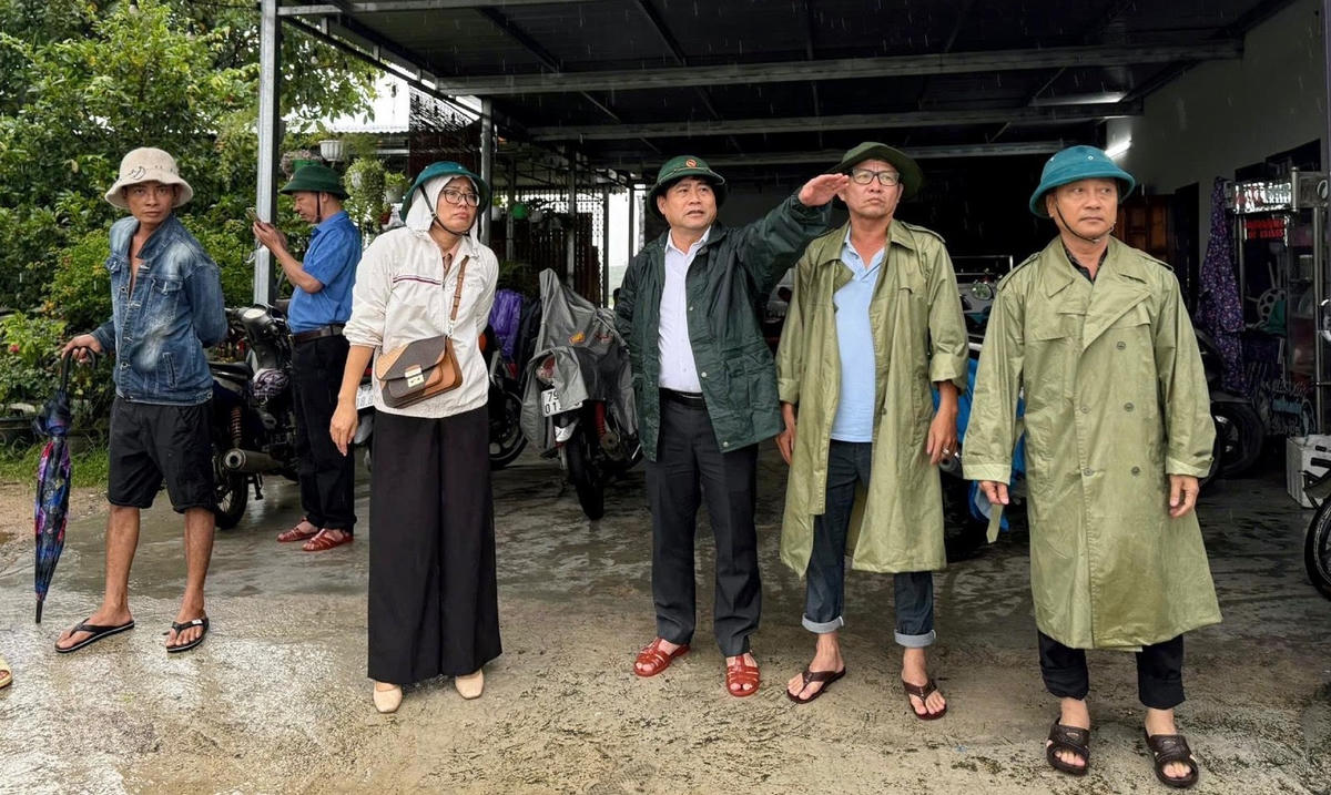 Ông Lâm Đông,  Phó Bí thư Tỉnh ủy, Chủ tịch HĐND tỉnh Khánh Hòa đi kiểm tra tình hình khắc phục mưa lũ tại phường Ba Ngòi (tỉnh Khánh Hòa). (ảnh T.T)