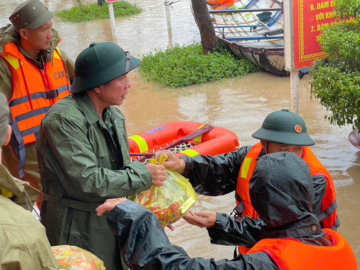 Cán bộ, chiến sĩ Quân khu 5, vận chuyển các nhu yếu phẩm thiết yếu cho bà con vùng lũ, tỉnh Đắk Lắk . (ảnh V.V)