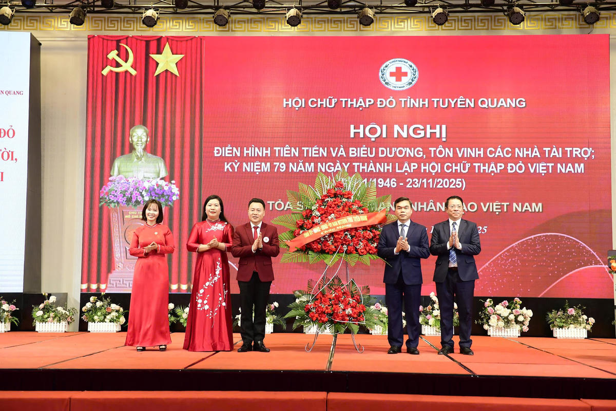 Phó Bí thư Tỉnh ủy, Chủ tịch Ủy ban MTTQ Việt Nam tỉnh Tuyên Quang Ma Thế Hồng thay mặt lãnh đạo tỉnh tặng hoa chúc mừng Hội CTĐ tỉnh. Ảnh: T.Đ