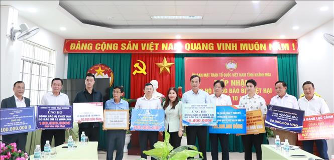 Các đơn vị trao hỗ trợ cho người dân bị ảnh hưởng bão số 10 vào ngày 11/10 tại Ủy ban Mặt trận Tổ quốc Việt Nam tỉnh Khánh Hòa.