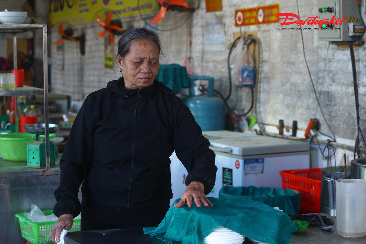 "Từ ngày làm đường, trời mưa thì ổ gà, ổ vịt ở 2 bên nên người dân đi dồn vào giữa khiến đường tắc. Trời nắng thì lại bụi. Họ đang thi công, xe pháo đi quẩn bụi vào tận đây. Ngày nào cũng phải lau đồ đạc tới 6 - 7 lần", bà Chiến cho hay.