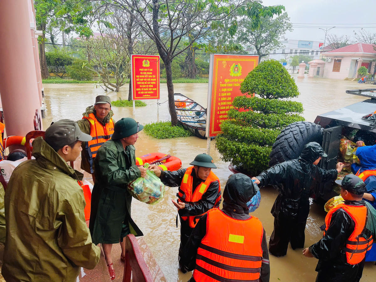 Cán bộ, chiến sĩ Quân khu 5, vận chuyển các nhu yếu phẩm thiết yếu cho bà con vùng lũ, tỉnh Đắk Lắk . (ảnh V.V)