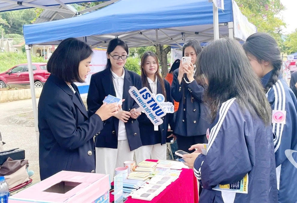 Tỉnh Thái Nguyên tổ chức nhiều chương trình tư vấn việc làm cho học sinh, sinh viên và người lao động vùng đồng bào DTTS và miền núi. Ảnh: Mai Loan