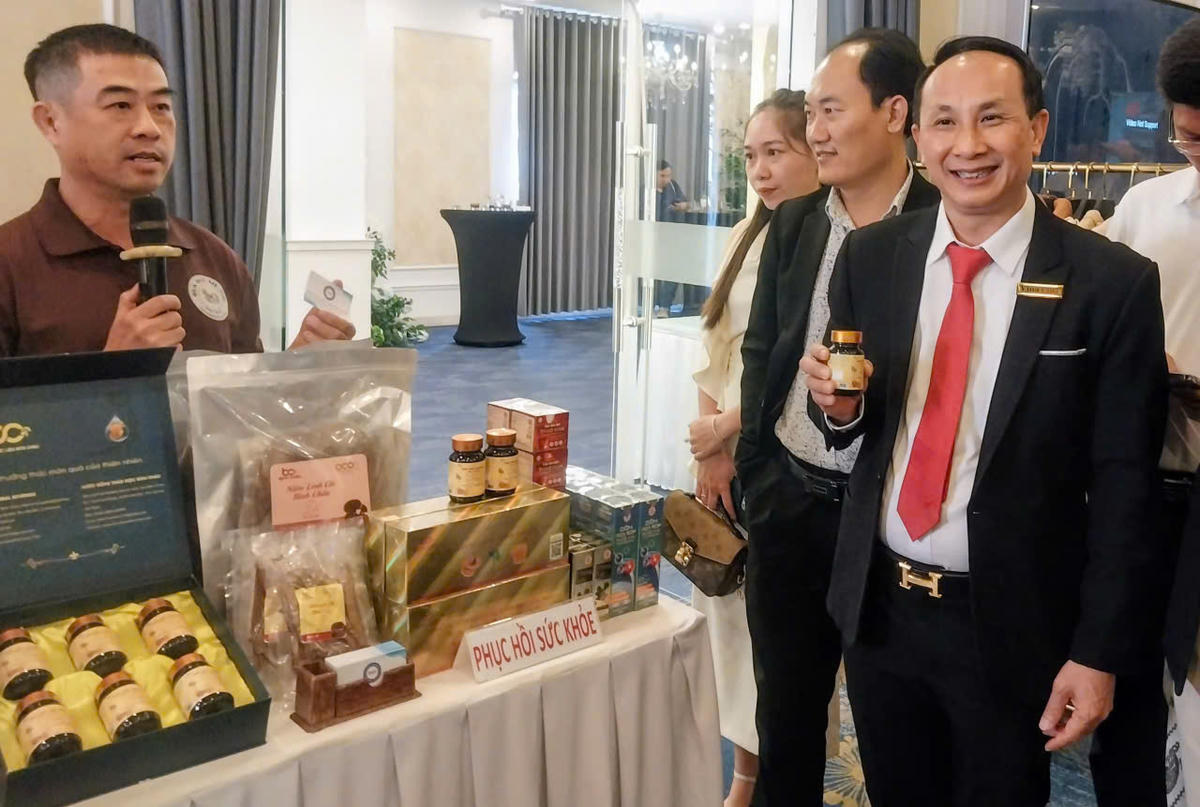 Doanh nghiệp trưng bày và giới thiệu sản phẩm với mục đích kích cầu và giao . Ảnh: S.X