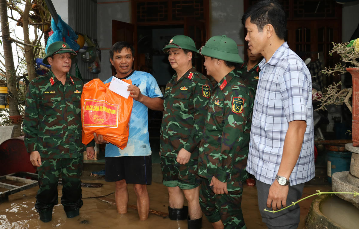 Thượng tướng Trương Thiên Tô (bên trái) tặng quà cho người dân phường Quy Nhơn Đông, tỉnh Gia Lai. Ảnh: CV.