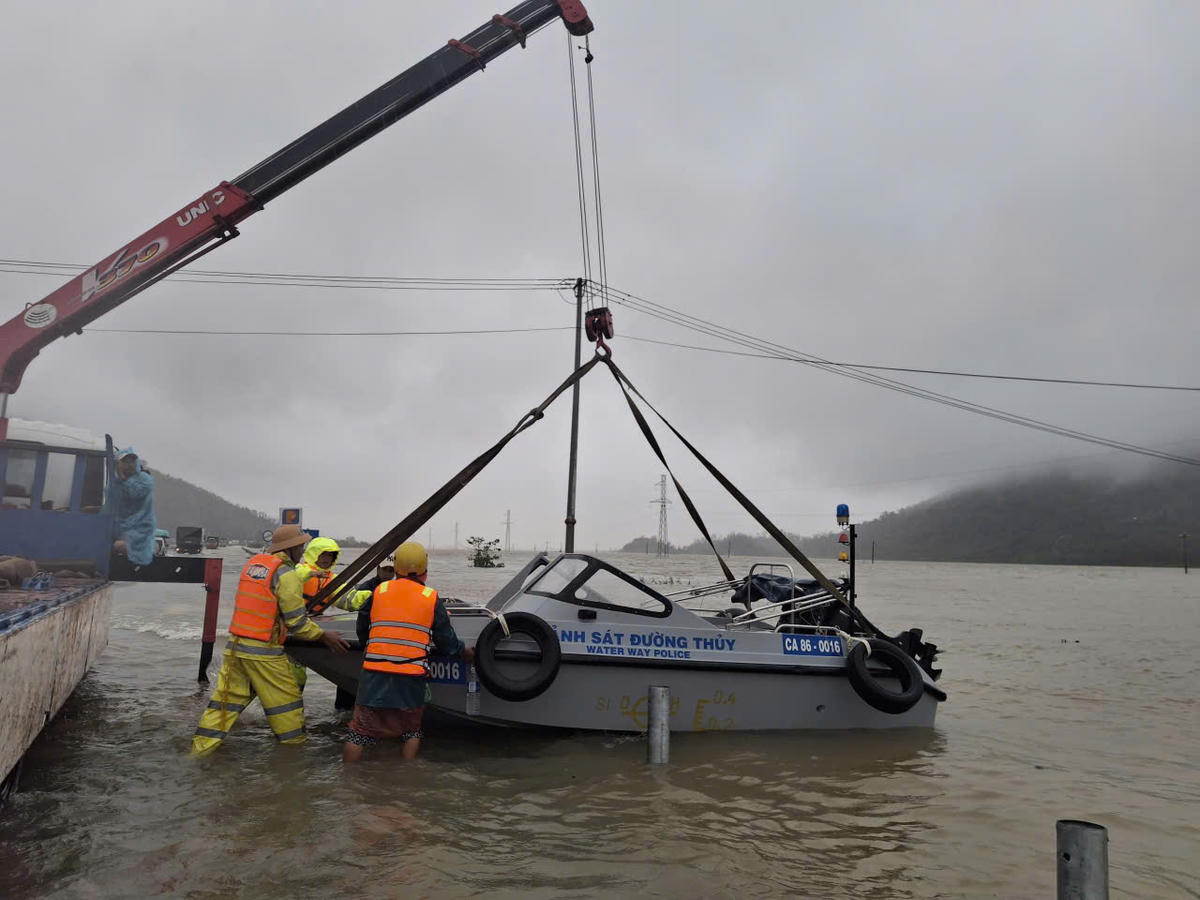Công an tỉnh Lâm Đồng đã chủ động điều động lực lượng tinh nhuệ và phương tiện chuyên dụng lên đường chi viện Đắk Lắk. Ảnh: CA.
