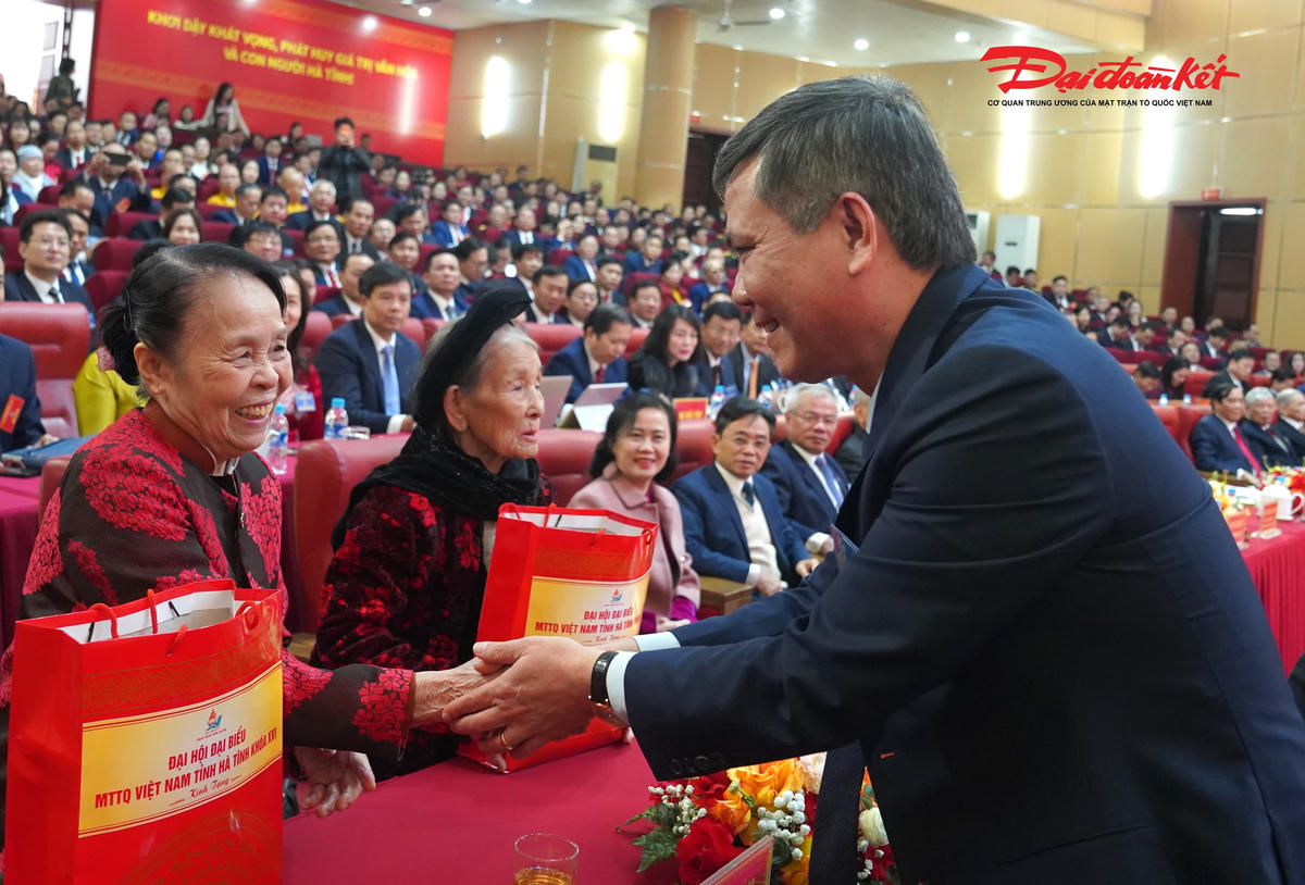 Phó Bí thư Đảng ủy MTTQ, các đoàn thể Trung ương Trần Thắng thăm hỏi, tặng quà Mẹ Việt Nam Anh hùng Nguyễn Thị Ả và Anh hùng Lực lượng vũ trang Nhân dân La Thị Tám. Ảnh: Hạnh Nguyên.