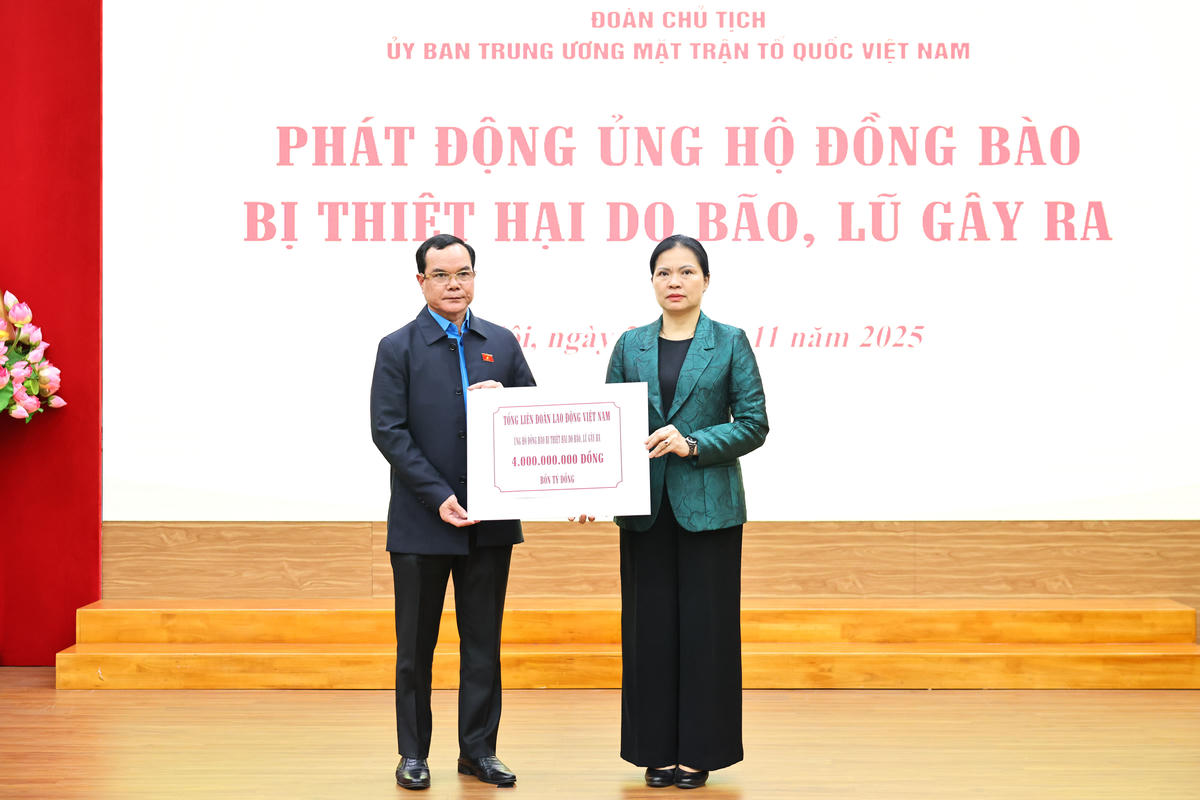 Phó Chủ tịch Hà Thị Nga tiếp nhận ủng hộ từ Tổng Liên đoàn Lao động Việt Nam.