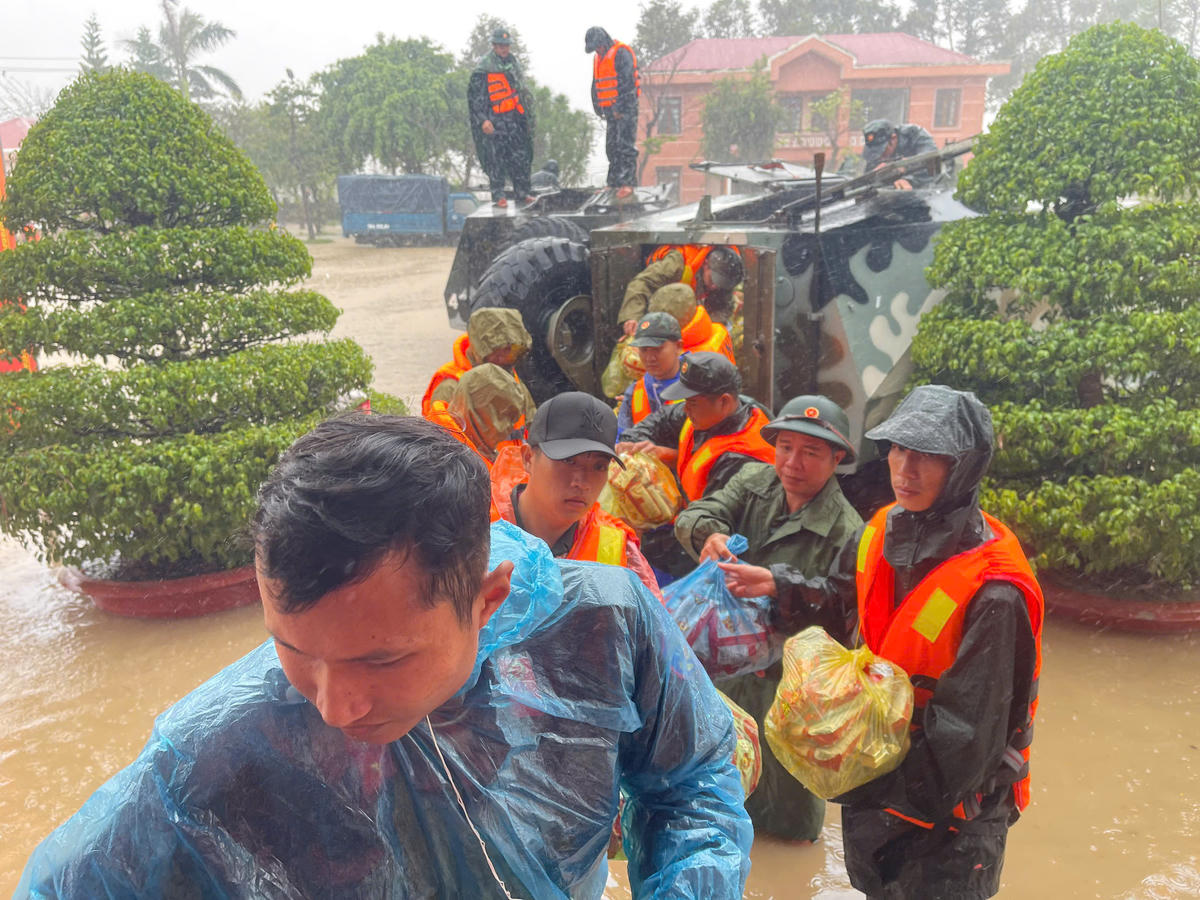 Cán bộ, chiến sĩ Quân khu 5, vận chuyển các nhu yếu phẩm thiết yếu cho bà con vùng lũ, tỉnh Đắk Lắk . (ảnh V.V)