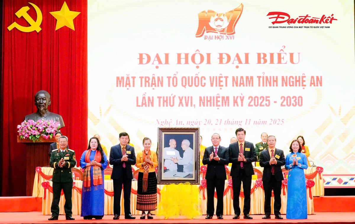 Ông Hoàng Công Thuỷ - Phó Chủ tịch Uỷ ban Trung ương MTTQ Việt Nam trao tặng bức tranh Bác Hồ - Bác Tôn biểu tượng cao đẹp của khối đại đoàn kết toàn dân tộc. Ảnh: ĐB