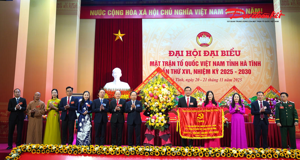 Đoàn lãnh đạo Trung ương, tỉnh Hà Tĩnh chúc mừng đại hội. Ảnh: Hạnh Nguyên.