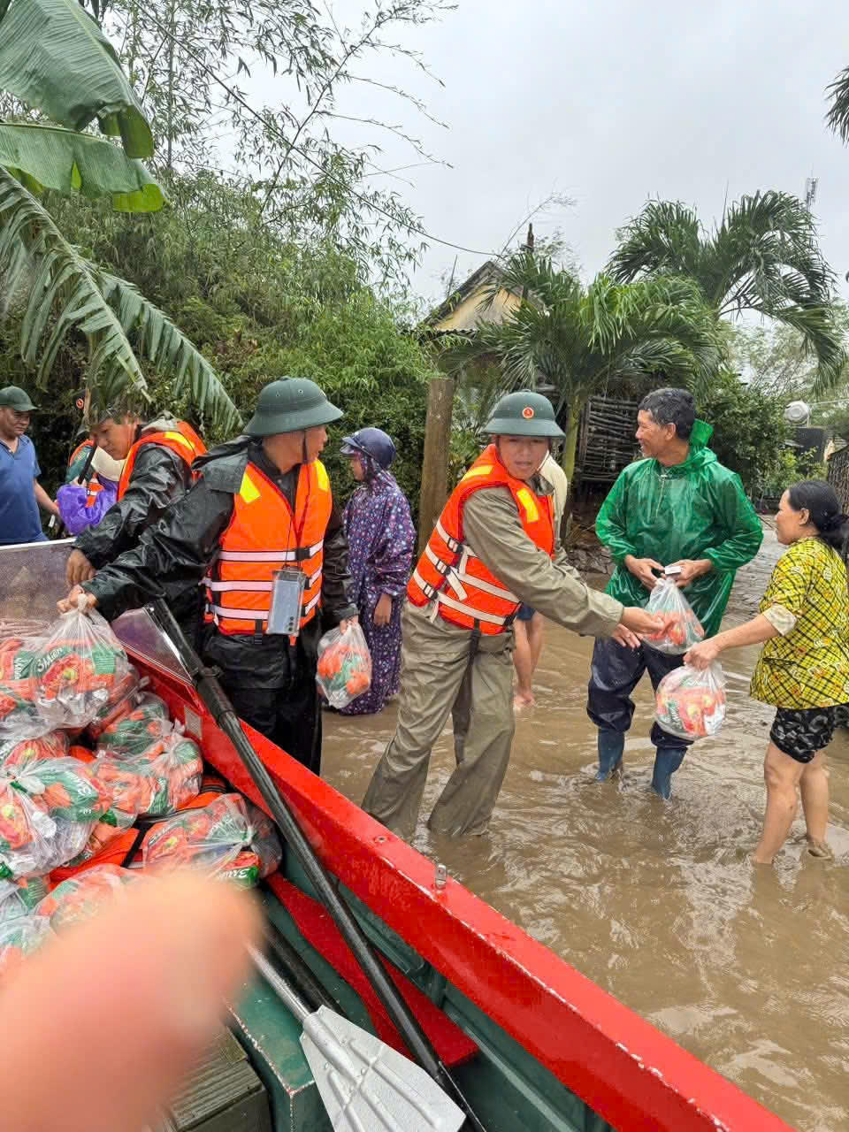 Đắk Lắk: Kịp thời vận chuyển lương thực, thực phẩm tiếp tế cho người dân nơi vùng lũ 