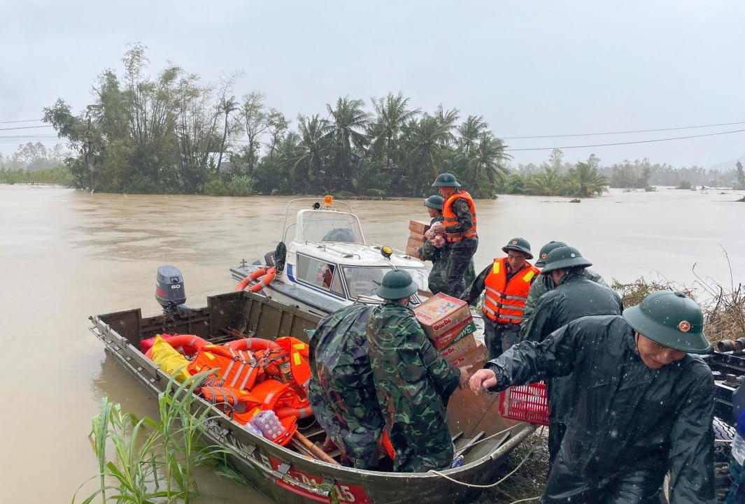 Công tác cứu hộ cứu nạn tại địa phương được triển khai khẩn cấp ở các địa bàn bị ngập lụt. (ảnh X.H)