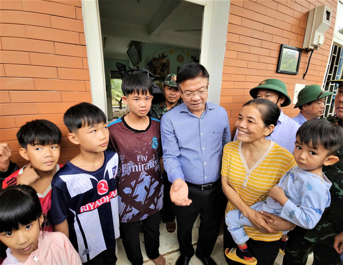 Phó Thủ tướng Lê Thành Long thăm hỏi, động viên các cháu tại làng trẻ SOS Quy Nhơn. Ảnh: Tấn Thành.