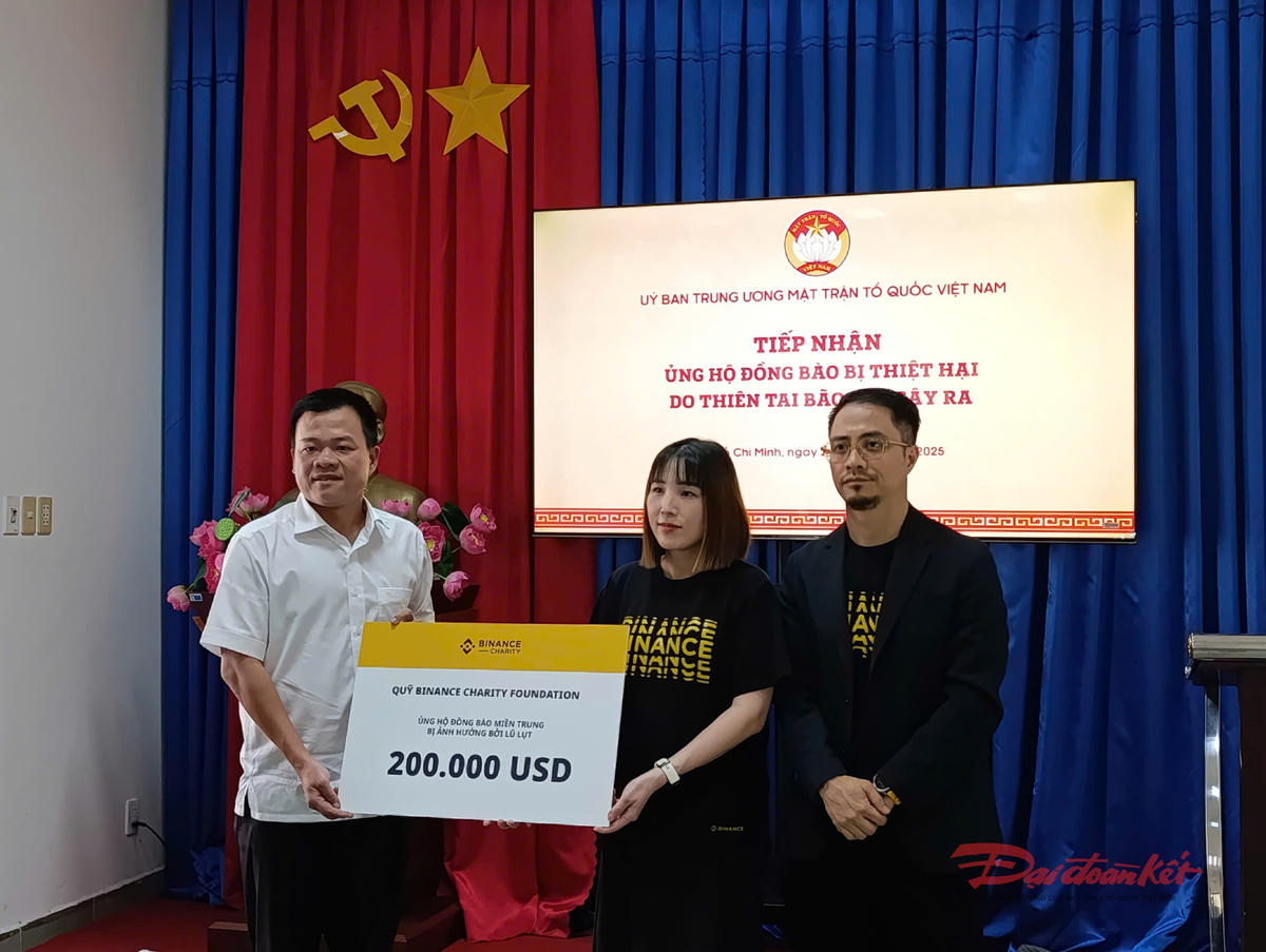 Ông Nguyễn Nguyễn Hải Nam - Phó Chánh Văn phòng Ủy ban Trung ương MTTQ Việt Nam nhận bảng kinh phí từ Quỹ Binance Charity, chiều 21/11. Ảnh: Hồng Phúc