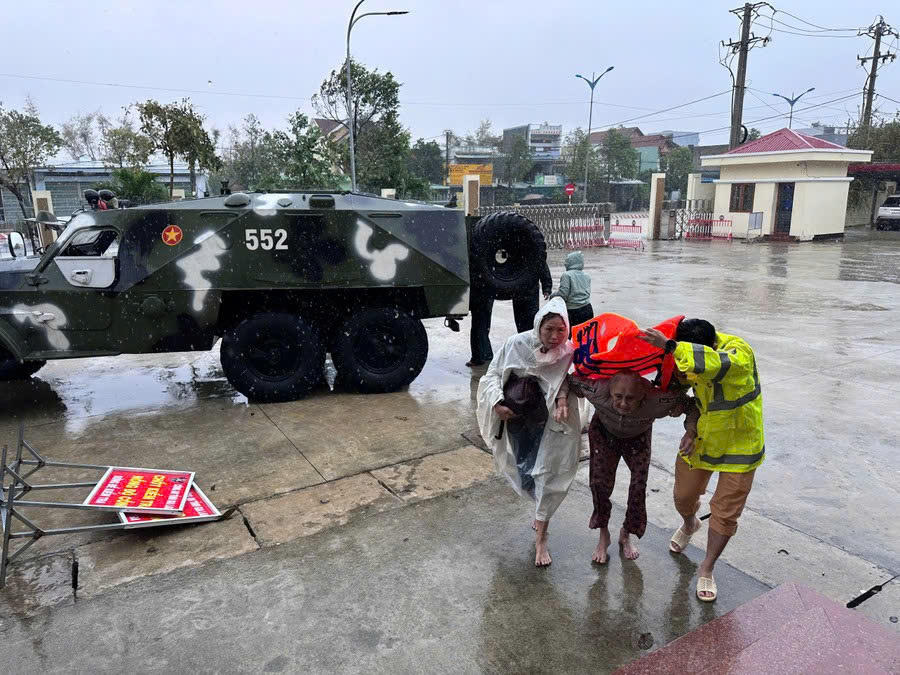 Công an tỉnh Gia Lai sử dụng xe thiết giáp đưa người dân vùng đến nơi sơ tán an toàn. Ảnh: CV.