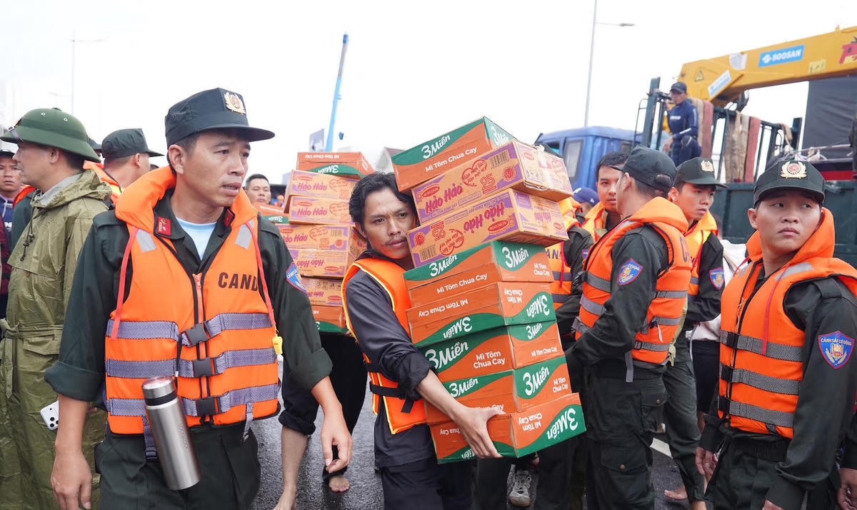 Thủ tướng chỉ đạo tăng cường quản lý và sử dụng hàng dự trữ quốc gia ứng phó mưa lũ tại miền Trung
