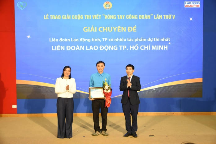 Trao giải Chuyên đề cho LĐLĐ TP HCM là đơn vị có nhiều tác phẩm dự thi nhất. Ảnh: Hải Anh