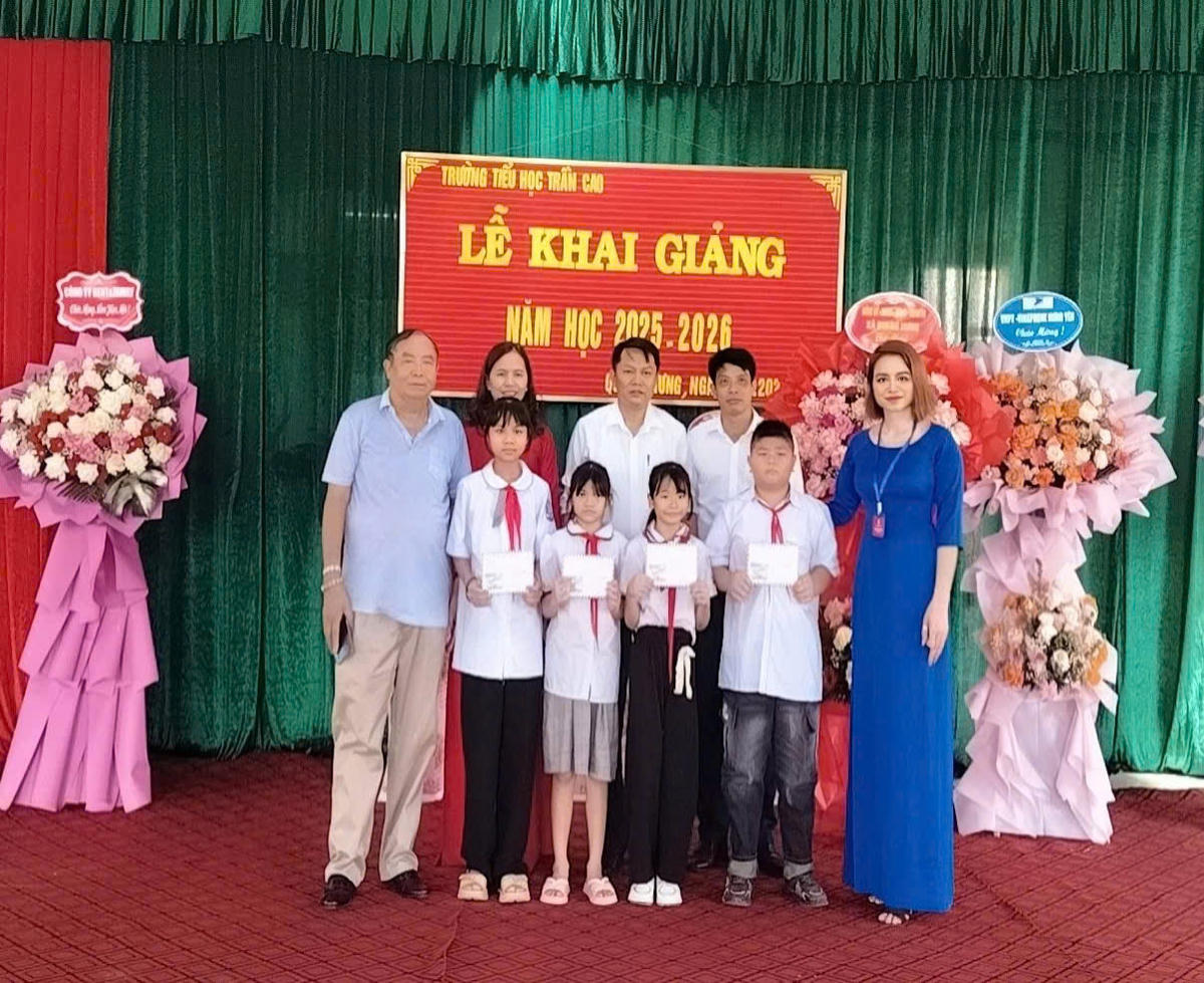 Nhờ tự học tiếng Anh, đến một ngày, chị Nguyễn Thanh Thúy (áo dài xanh) trở thành một giáo viên dạy tiếng Anh. Ảnh: CTV.