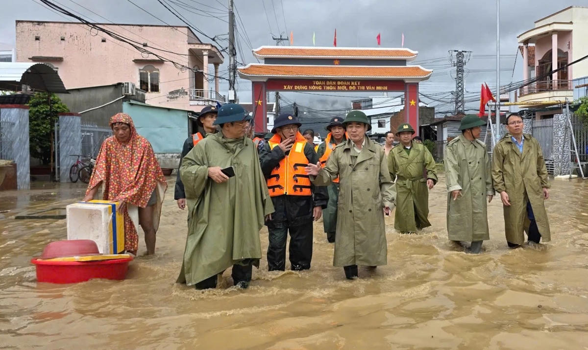 Ông Nghiêm Xuân Thành, Bí thư Tỉnh ủy Khánh Hòa cùng đoàn công tác bàn phương án cứu dân vùng lũ. (ảnh M.H)