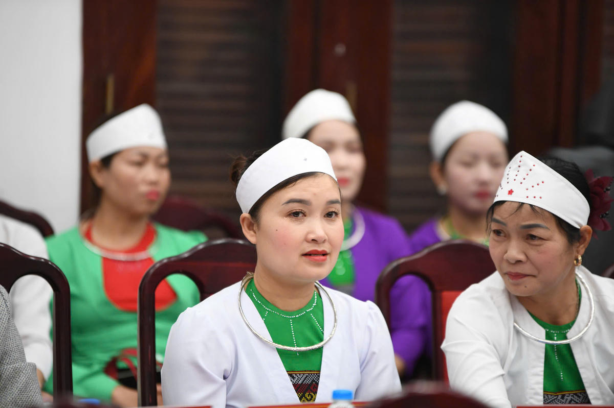 Nghệ nhân, đồng bào dân tộc Mường đến từ Lào Cai tham dự hội thảo. Ảnh: Phạm Sỹ. 