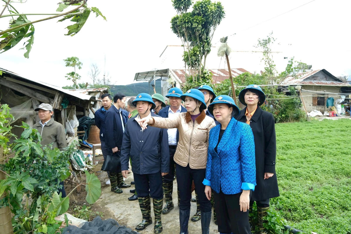 Bí thư Đảng ủy xã Ka Đô Đinh Thị Mai báo cáo với Đoàn công tác về thiệt hại tại địa phương sau mưa lũ.